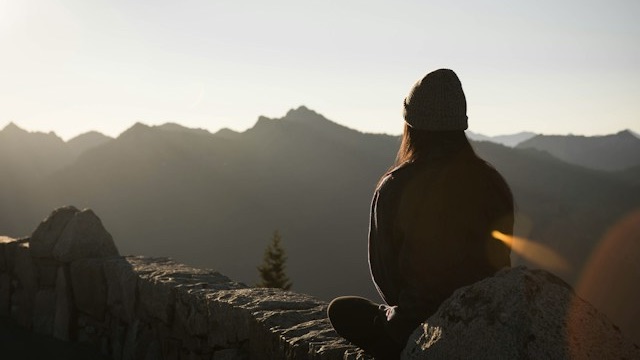 Photo d'une femme qui fait de la méditation.